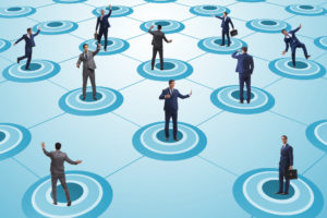 Konzept von Social Distancing: Businessmänner auf Kreisen, die weit verteilt sind