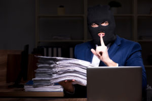 Mann mit Maske stiehlt Daten nachts aus Büro
