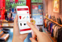 Hände mit Smartphone beim Online-Shopping