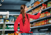 Einkäuferin am Supermarktregal