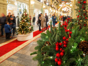 Weihnachtsbäume in Einkaufsmall