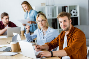 Junge Menschen im Team im Büro