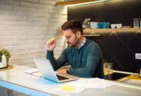 Mann überlegt im Home-Office