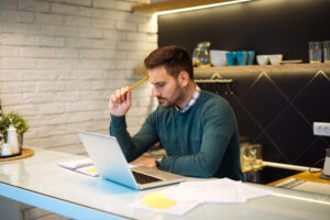 Mann überlegt im Home-Office