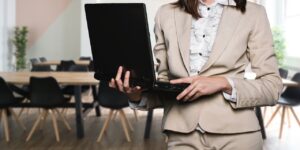 Businessfrau mit Laptop