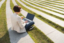 Businessfrau im Park mit Laptop, Freelancer