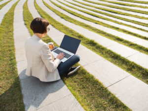 Businessfrau im Park mit Laptop, Freelancer