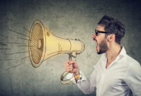 Mann mit Megaphone: Marketing-Schrei