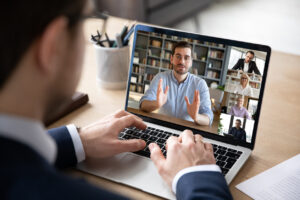 Videocall von zwei Geschäftsmännern