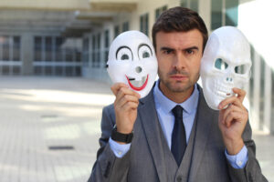 Businessmann mit Masken: Verschiedene Persönlichkeiten