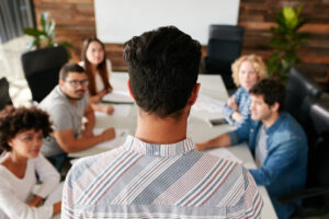 Chef vor Kollegen im Konferenzraum