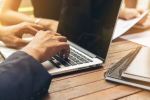 Businessmann arbeitet im Meeting am Laptop