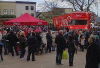 Coca-Cola Weihnachtstruck besucht Menschenmenge in PRESTON, LANCASHIRE. UK