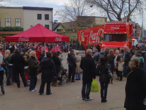 Coca-Cola Weihnachtstruck besucht Menschenmenge in PRESTON, LANCASHIRE. UK