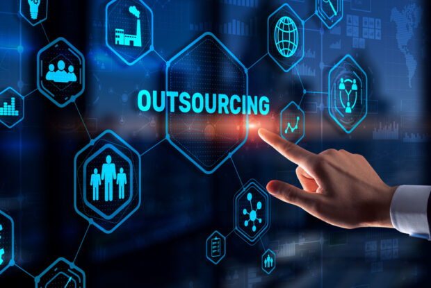 Outsourcing: Definition, Beispiele, Vorteile und FAQs