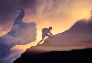 Mann steigt Berg hinauf/Symbol für Sinn und Erfolg