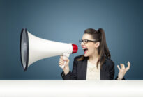 Businessfrau schreit in Megaphone, Branding