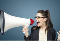 Businessfrau schreit in Megaphone, Branding
