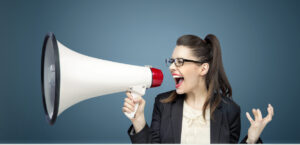 Businessfrau schreit in Megaphone, Branding