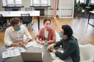 Business Meeting mit Masken