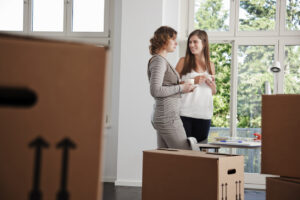 Zwei weibliche Angestellte im neuen Büro