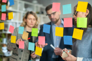 Business Team macht Brainstorming mit Post-Its
