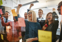 Businessleute, die sich freuen und Brainstorming im Büro machen