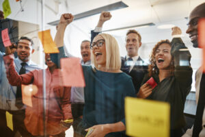 Businessleute, die sich freuen und Brainstorming im Büro machen