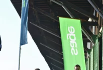 Fahnen und Geschäftsleute vom Sage Summit in Hamburg