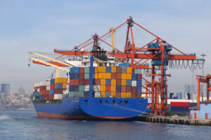 Containerschiff in einem Hafen mit Kränen
