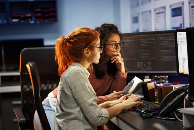 Zwei weibliche Programmierer arbeiten an Projekt