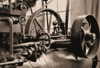 Alte Industriemaschine auf schwarz-weiß Foto