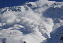 Lawine am schneebedeckten Berg