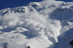 Lawine am schneebedeckten Berg