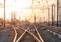 Bahngleise mit Weichen und sonnigem Hintergrund