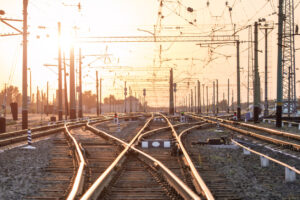 Bahngleise mit Weichen und sonnigem Hintergrund