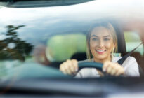 Blonde Frau am Steuer eines Autos