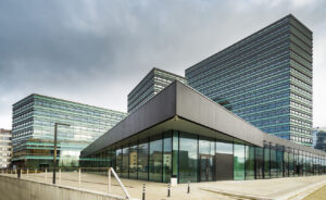 Modernes Bürogebäude aus Glas und Beton
