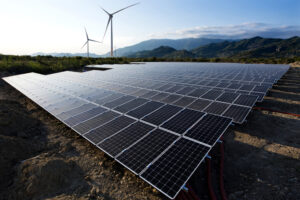 Solarzellen und Windturbinen auf Ackerboden