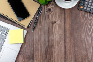 Schreibtisch mit Kaffee, Smartphone und Büromaterial