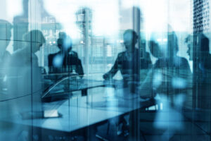 Verschwommene Businessleute im Meeting im Büro