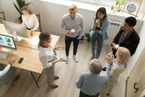 Teamleiter und Team bei einer Besprechnung im Büro