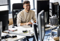 rogrammierer sitzt am Schreibtisch in seinem Büro