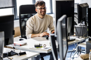 Programmierer sitzt am Schreibtisch in seinem Büro