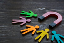 Magnet und Figuren von Menschen