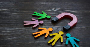 Magnet und Figuren von Menschen