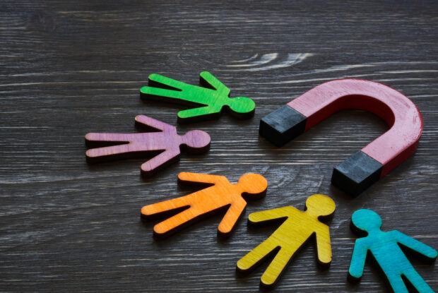 Magnet und Figuren von Menschen
