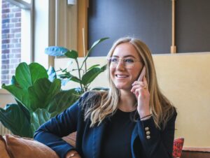 Frau telefoniert am Laptop
