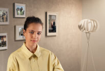 Porträtfoto von jungem Mädchen im Büro
