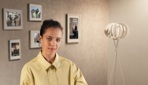 Porträtfoto von jungem Mädchen im Büro